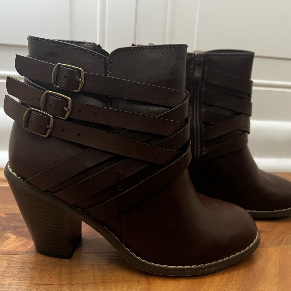 Journee Collection Womens Strap Stacked Heel Booties - 7.5